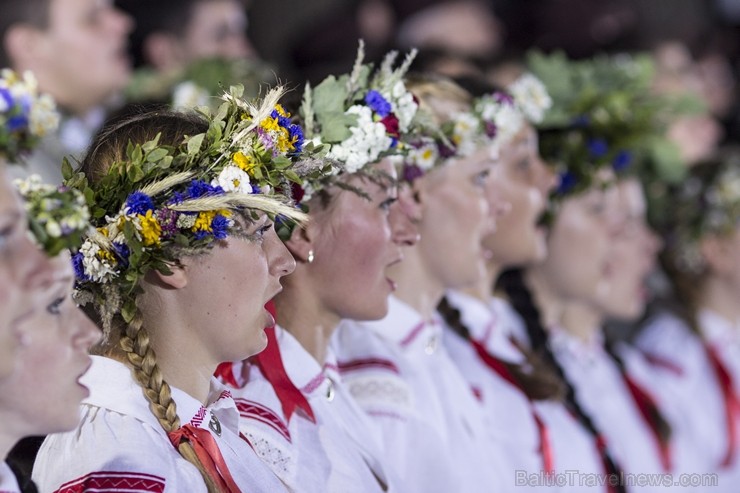 Svētdien, 30. jūnijā, Dziesmusvētku parkā Viesturdārzā notika Dziesmu un deju svētku atklāšanas pasākums ar tradicionālo virsdiriģentu un virsvadītaju 97606