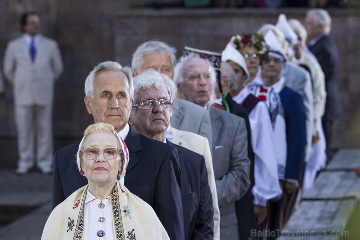 Svētdien, 30. jūnijā, Dziesmusvētku parkā Viesturdārzā notika Dziesmu un deju svētku atklāšanas pasākums ar tradicionālo virsdiriģentu un virsvadītaju 97610