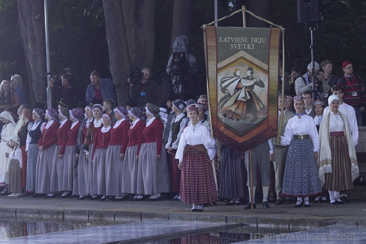 Svētdien, 30. jūnijā, Dziesmusvētku parkā Viesturdārzā notika Dziesmu un deju svētku atklāšanas pasākums ar tradicionālo virsdiriģentu un virsvadītaju 97612