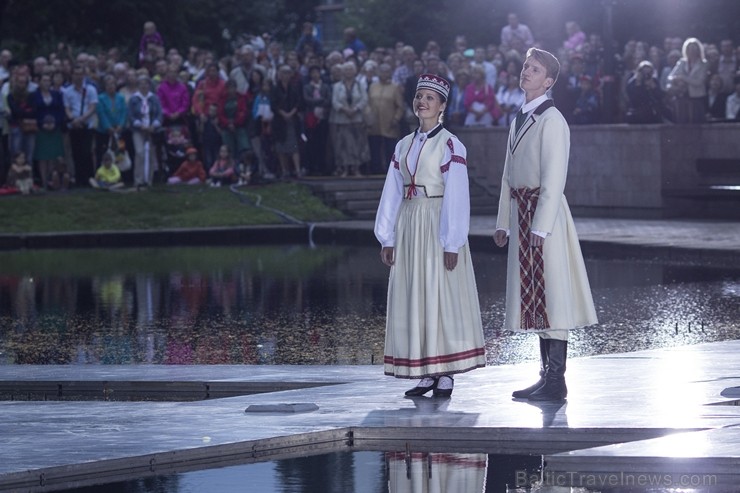 Svētdien, 30. jūnijā, Dziesmusvētku parkā Viesturdārzā notika Dziesmu un deju svētku atklāšanas pasākums ar tradicionālo virsdiriģentu un virsvadītaju 97614