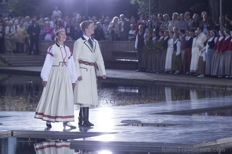 Svētdien, 30. jūnijā, Dziesmusvētku parkā Viesturdārzā notika Dziesmu un deju svētku atklāšanas pasākums ar tradicionālo virsdiriģentu un virsvadītaju 97615