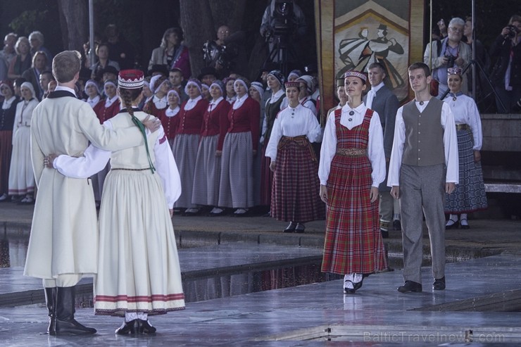 Svētdien, 30. jūnijā, Dziesmusvētku parkā Viesturdārzā notika Dziesmu un deju svētku atklāšanas pasākums ar tradicionālo virsdiriģentu un virsvadītaju 97616