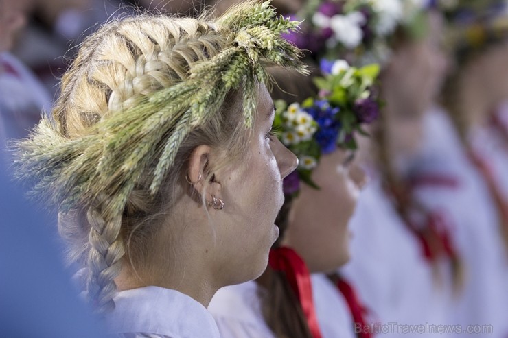 Svētdien, 30. jūnijā, Dziesmusvētku parkā Viesturdārzā notika Dziesmu un deju svētku atklāšanas pasākums ar tradicionālo virsdiriģentu un virsvadītaju 97619