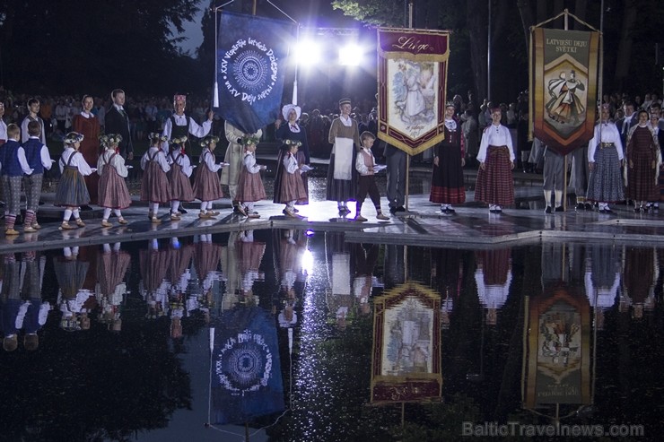 Svētdien, 30. jūnijā, Dziesmusvētku parkā Viesturdārzā notika Dziesmu un deju svētku atklāšanas pasākums ar tradicionālo virsdiriģentu un virsvadītaju 97623