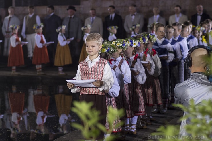 Svētdien, 30. jūnijā, Dziesmusvētku parkā Viesturdārzā notika Dziesmu un deju svētku atklāšanas pasākums ar tradicionālo virsdiriģentu un virsvadītaju 97627