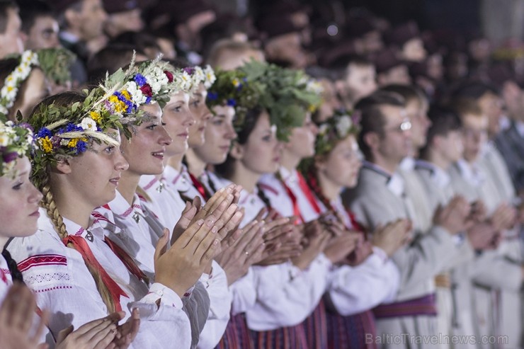 Svētdien, 30. jūnijā, Dziesmusvētku parkā Viesturdārzā notika Dziesmu un deju svētku atklāšanas pasākums ar tradicionālo virsdiriģentu un virsvadītaju 97630