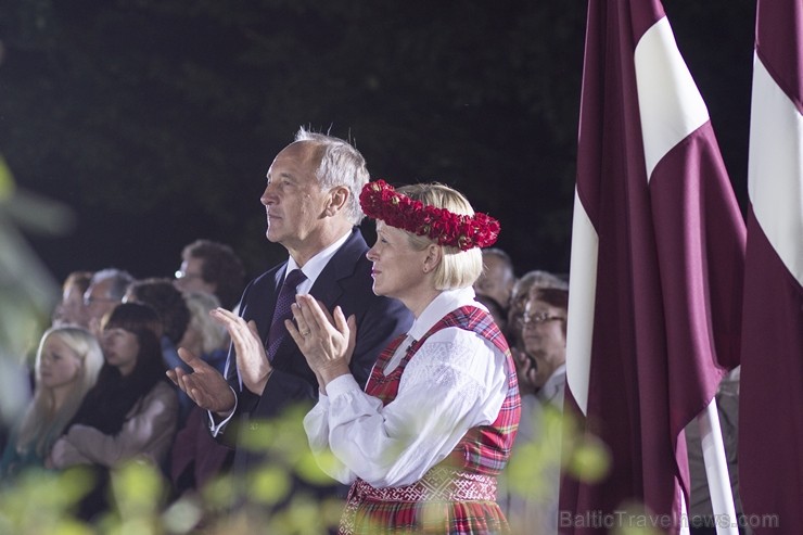 Svētdien, 30. jūnijā, Dziesmusvētku parkā Viesturdārzā notika Dziesmu un deju svētku atklāšanas pasākums ar tradicionālo virsdiriģentu un virsvadītaju 97631