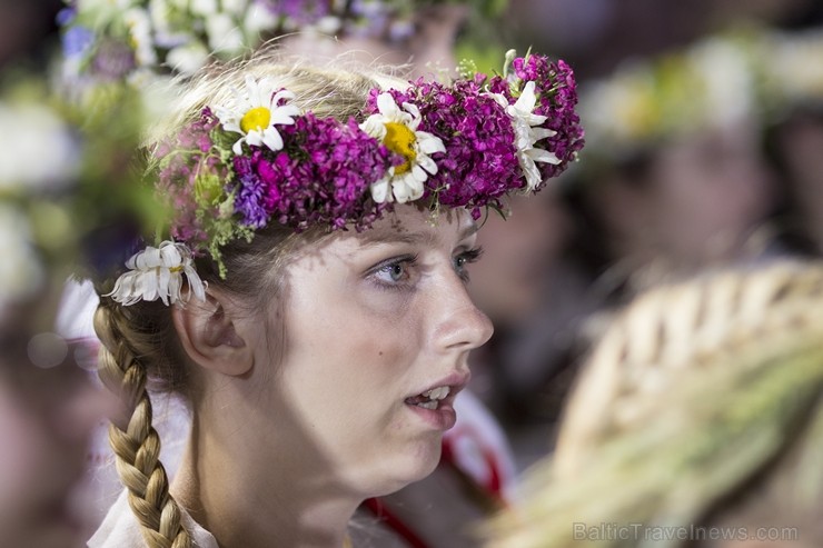 Svētdien, 30. jūnijā, Dziesmusvētku parkā Viesturdārzā notika Dziesmu un deju svētku atklāšanas pasākums ar tradicionālo virsdiriģentu un virsvadītaju 97636