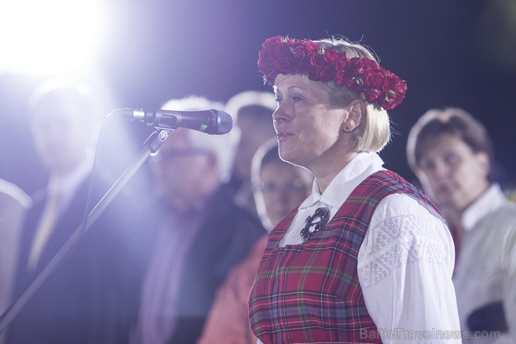 Svētdien, 30. jūnijā, Dziesmusvētku parkā Viesturdārzā notika Dziesmu un deju svētku atklāšanas pasākums ar tradicionālo virsdiriģentu un virsvadītaju 97637