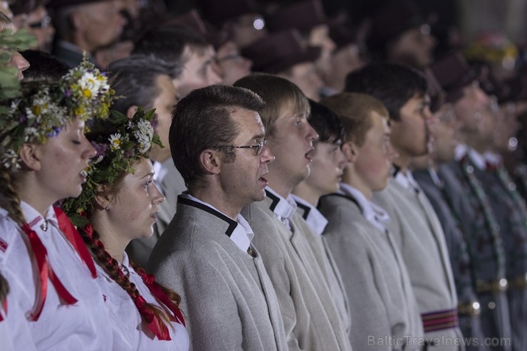 Svētdien, 30. jūnijā, Dziesmusvētku parkā Viesturdārzā notika Dziesmu un deju svētku atklāšanas pasākums ar tradicionālo virsdiriģentu un virsvadītaju 97638