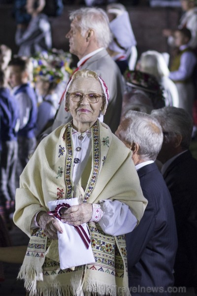 Svētdien, 30. jūnijā, Dziesmusvētku parkā Viesturdārzā notika Dziesmu un deju svētku atklāšanas pasākums ar tradicionālo virsdiriģentu un virsvadītaju 97643