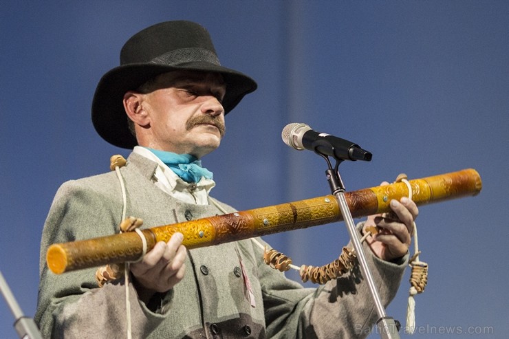 XXV Vispārējo latviešu dziesmu un XV deju svētku ietvaros pirmdien, 1. jūlijā, Lielajā Ģildē notika mazākumtautību kolektīvu koncertuzvedums Zem viena 97676