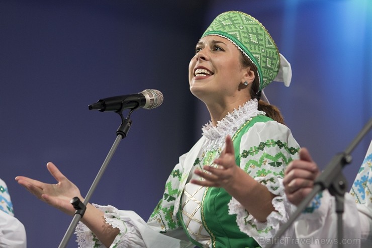 XXV Vispārējo latviešu dziesmu un XV deju svētku ietvaros pirmdien, 1. jūlijā, Lielajā Ģildē notika mazākumtautību kolektīvu koncertuzvedums Zem viena 97694