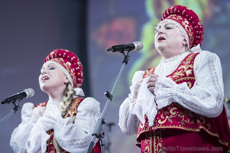 XXV Vispārējo latviešu dziesmu un XV deju svētku ietvaros pirmdien, 1. jūlijā, Lielajā Ģildē notika mazākumtautību kolektīvu koncertuzvedums Zem viena 97702