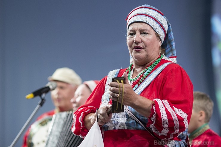 XXV Vispārējo latviešu dziesmu un XV deju svētku ietvaros pirmdien, 1. jūlijā, Lielajā Ģildē notika mazākumtautību kolektīvu koncertuzvedums Zem viena 97704