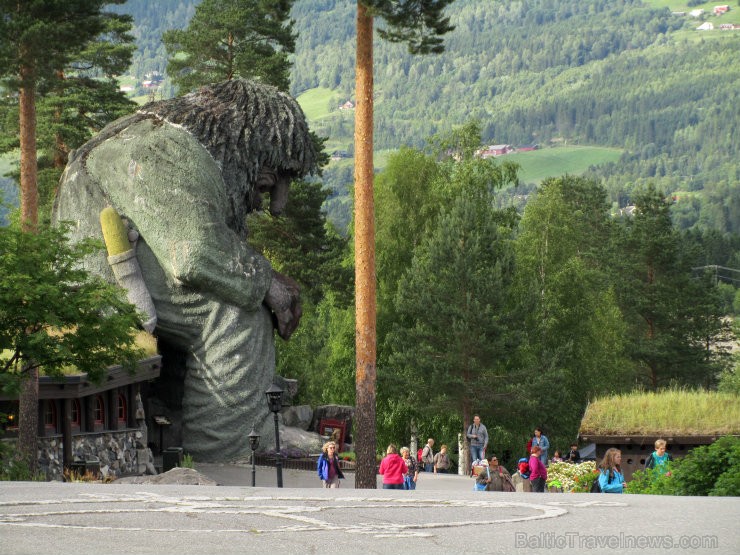 14 metrus augstais trollis ir lielākais Norvēģijā un tas sargājot parka noslēpumus un bagātības. 97790