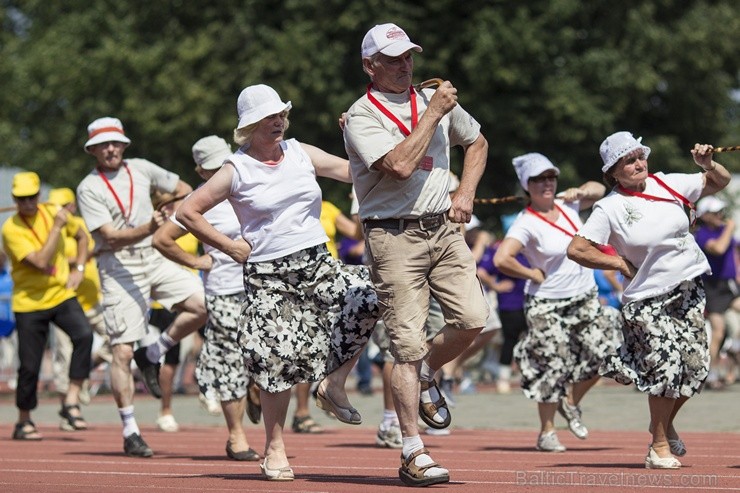 Daugavas stadionā notiek pēdējie XXV Vispārējo latviešu Dziesmu un XV Deju svētku deju lieluzveduma Tēvu laipa  mēģinājumi, kuros piedalās 600 visu pa 97895