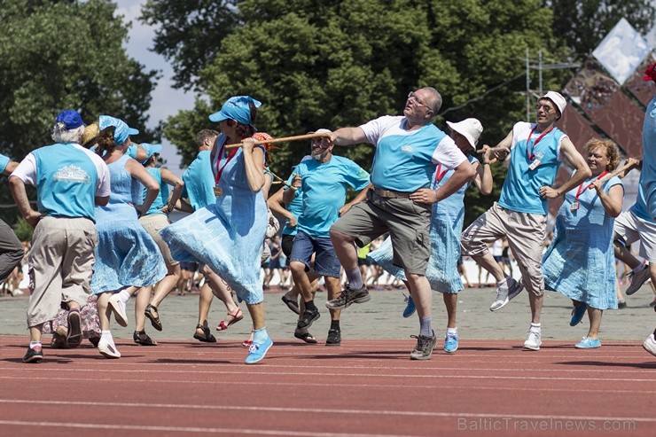 Daugavas stadionā notiek pēdējie XXV Vispārējo latviešu Dziesmu un XV Deju svētku deju lieluzveduma Tēvu laipa  mēģinājumi, kuros piedalās 600 visu pa 97896