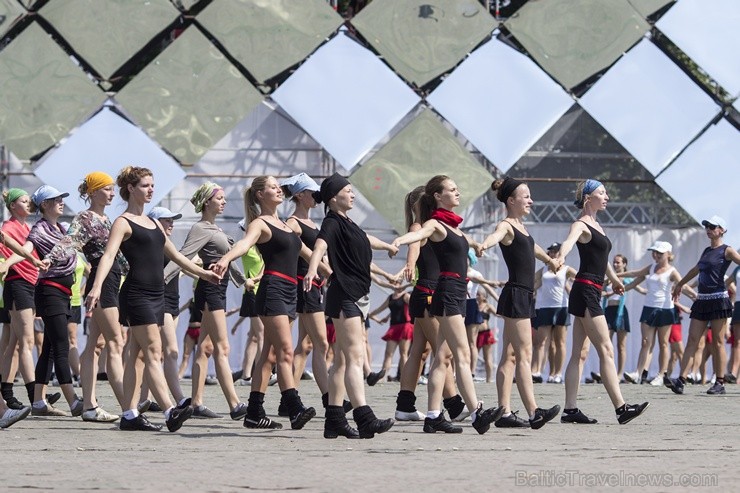 Daugavas stadionā notiek pēdējie XXV Vispārējo latviešu Dziesmu un XV Deju svētku deju lieluzveduma Tēvu laipa  mēģinājumi, kuros piedalās 600 visu pa 97897