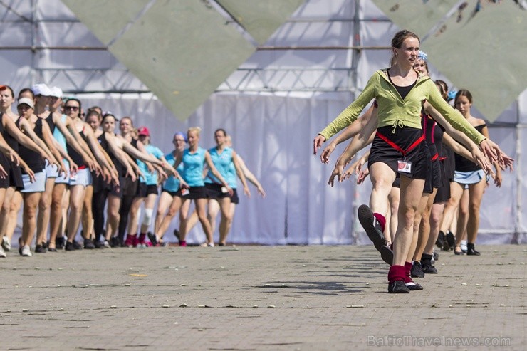 Daugavas stadionā notiek pēdējie XXV Vispārējo latviešu Dziesmu un XV Deju svētku deju lieluzveduma Tēvu laipa  mēģinājumi, kuros piedalās 600 visu pa 97898