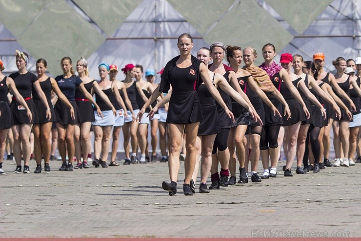 Daugavas stadionā notiek pēdējie XXV Vispārējo latviešu Dziesmu un XV Deju svētku deju lieluzveduma Tēvu laipa  mēģinājumi, kuros piedalās 600 visu pa 97899