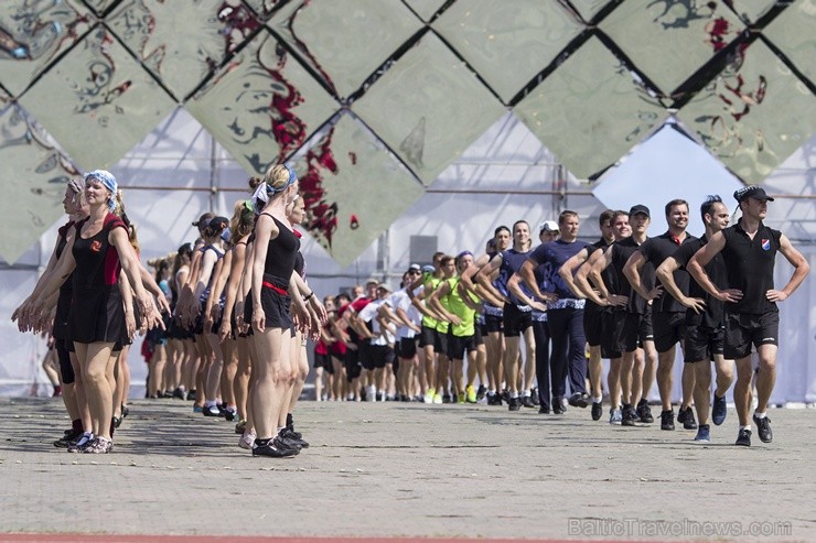 Daugavas stadionā notiek pēdējie XXV Vispārējo latviešu Dziesmu un XV Deju svētku deju lieluzveduma Tēvu laipa  mēģinājumi, kuros piedalās 600 visu pa 97900