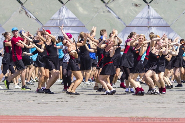 Daugavas stadionā notiek pēdējie XXV Vispārējo latviešu Dziesmu un XV Deju svētku deju lieluzveduma Tēvu laipa  mēģinājumi, kuros piedalās 600 visu pa 97901