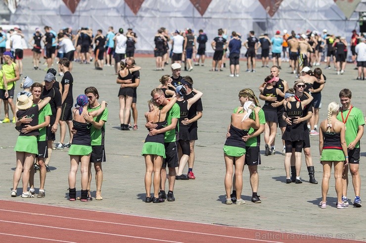 Daugavas stadionā notiek pēdējie XXV Vispārējo latviešu Dziesmu un XV Deju svētku deju lieluzveduma Tēvu laipa  mēģinājumi, kuros piedalās 600 visu pa 97902