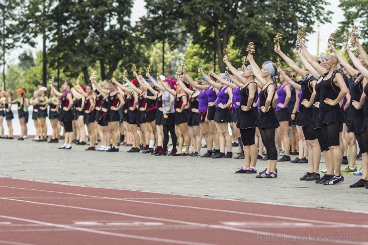 Daugavas stadionā notiek pēdējie XXV Vispārējo latviešu Dziesmu un XV Deju svētku deju lieluzveduma Tēvu laipa  mēģinājumi, kuros piedalās 600 visu pa 97908