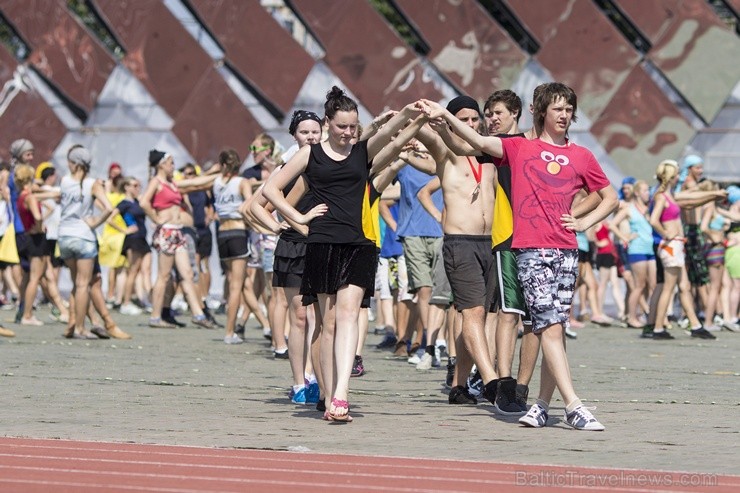 Daugavas stadionā notiek pēdējie XXV Vispārējo latviešu Dziesmu un XV Deju svētku deju lieluzveduma Tēvu laipa  mēģinājumi, kuros piedalās 600 visu pa 97909