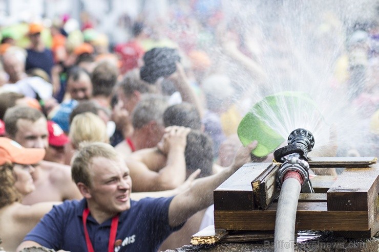 Daugavas stadionā notiek pēdējie XXV Vispārējo latviešu Dziesmu un XV Deju svētku deju lieluzveduma Tēvu laipa  mēģinājumi, kuros piedalās 600 visu pa 97911