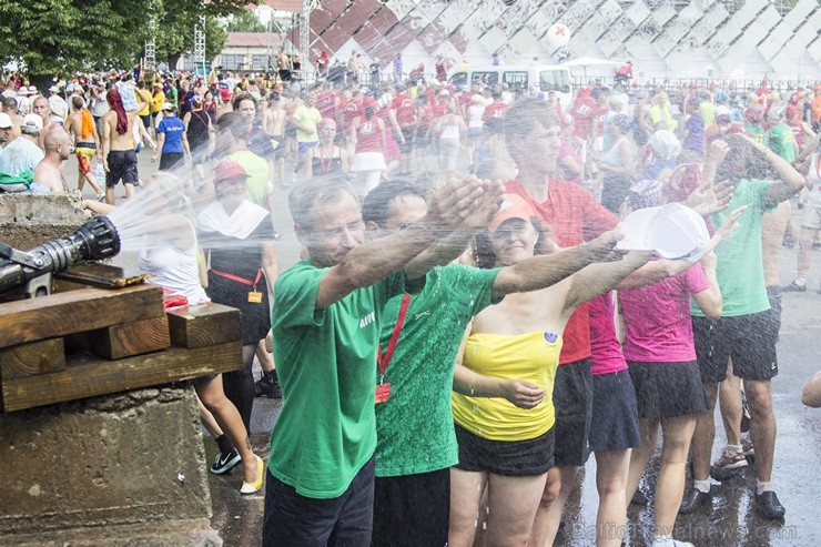 Daugavas stadionā notiek pēdējie XXV Vispārējo latviešu Dziesmu un XV Deju svētku deju lieluzveduma Tēvu laipa  mēģinājumi, kuros piedalās 600 visu pa 97913