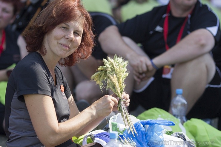 Daugavas stadionā notiek pēdējie XXV Vispārējo latviešu Dziesmu un XV Deju svētku deju lieluzveduma Tēvu laipa  mēģinājumi, kuros piedalās 600 visu pa 97915