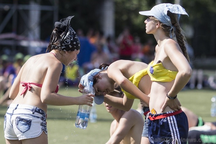 Daugavas stadionā notiek pēdējie XXV Vispārējo latviešu Dziesmu un XV Deju svētku deju lieluzveduma Tēvu laipa  mēģinājumi, kuros piedalās 600 visu pa 97916