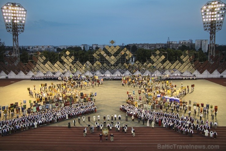 4. jūlijā Daugavas stadionā notika XXV Vispārējo latviešu Dziesmu un XV Deju svētku deju lieluzveduma Tēvu laipa ģenerālmēģinājums, kurā piedalījās 60 97929