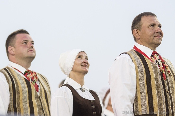 4. jūlijā Daugavas stadionā notika XXV Vispārējo latviešu Dziesmu un XV Deju svētku deju lieluzveduma Tēvu laipa ģenerālmēģinājums, kurā piedalījās 60 97933