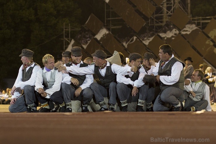 4. jūlijā Daugavas stadionā notika XXV Vispārējo latviešu Dziesmu un XV Deju svētku deju lieluzveduma Tēvu laipa ģenerālmēģinājums, kurā piedalījās 60 97985