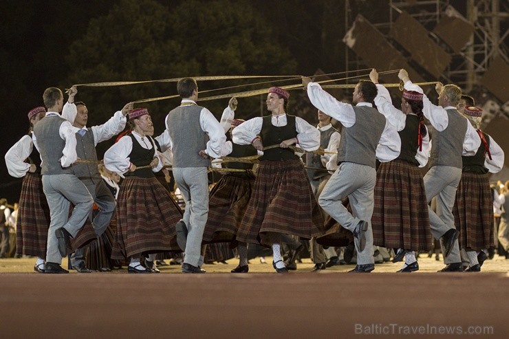 4. jūlijā Daugavas stadionā notika XXV Vispārējo latviešu Dziesmu un XV Deju svētku deju lieluzveduma Tēvu laipa ģenerālmēģinājums, kurā piedalījās 60 97996