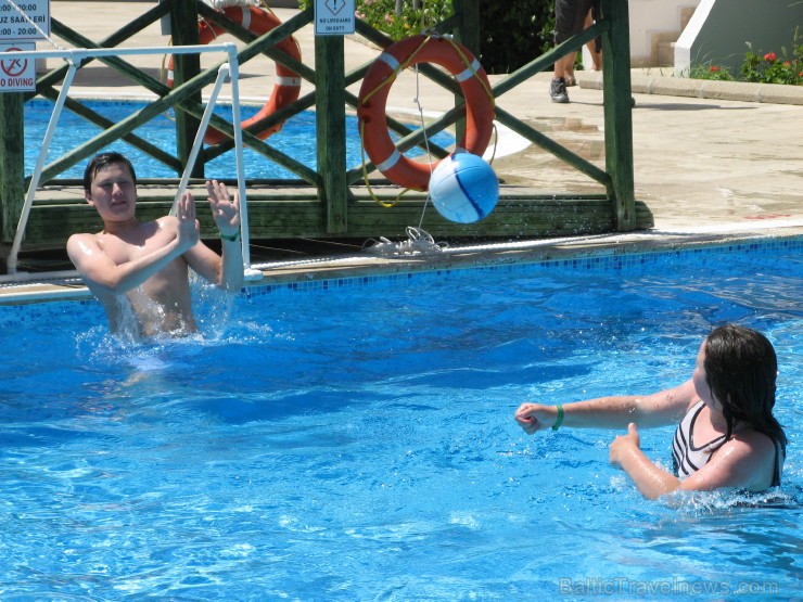 Bodrumas viesnīcās pieejami dažāda dziļuma baseini, kuros var gan peldēties, gan citādi aktīvi atpūsties. Foto sponsors:  - www.novatours.lv 98066