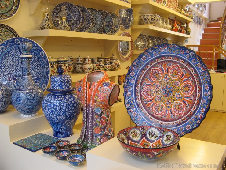 Tie, kuri vēlas atvest no Turcijas ko īpašu, Marmarisā noteikti atradīs oriģinālus vietējos mākslas darbus. Turcija ar savu keramiku ir slavena kopš 1 98111