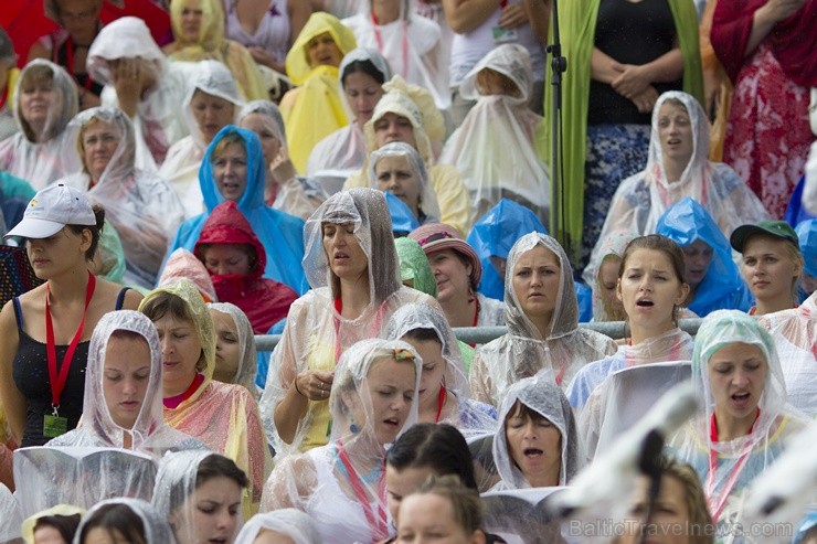 Par spīti lielajam karstumam un pēkšņajām lietusgāzēm, Mežaparka Lielajā estrādē svētku mēģinājumi norit bez izmaiņām. 98192