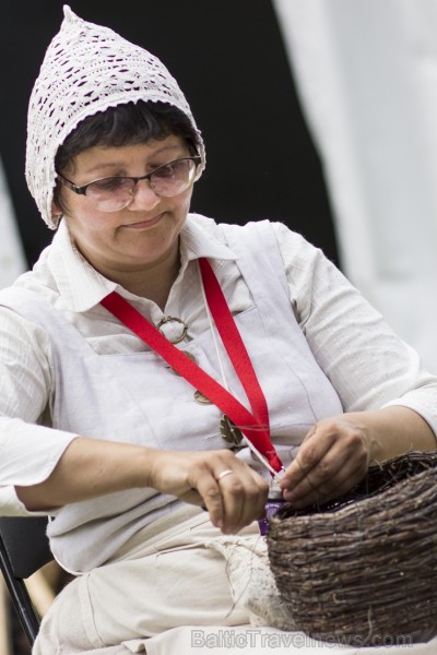 XXV Vispārējo latviešu Dziesmu un XV Deju svētku laikā no 2. līdz 7. jūlijam Vērmanes dārzā, Rīgā notika Amatu meistaru darinājumu gadatirgus 98218