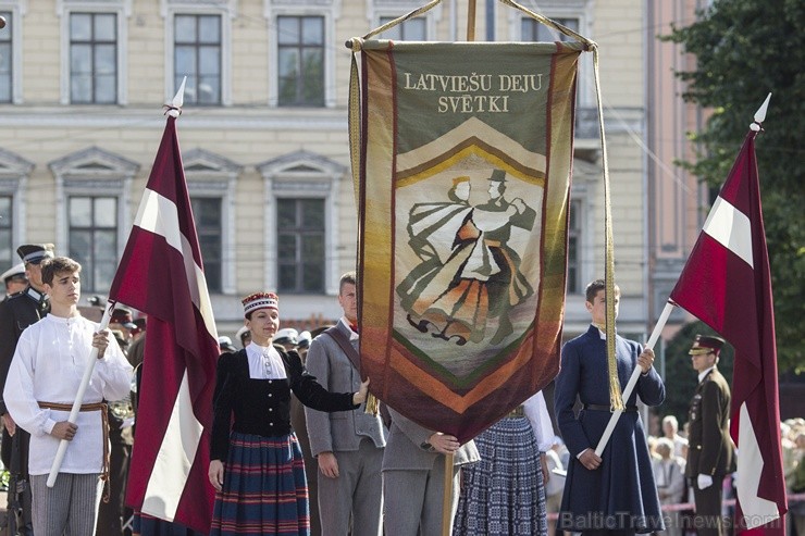 Pasniegtas XXV Vispārējo latviešu Dziesmu un XV Deju svētku Lielās balvas 98345