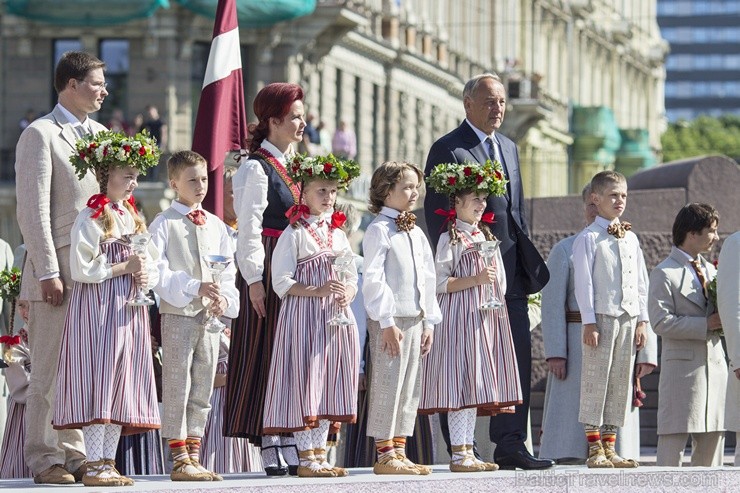 Pasniegtas XXV Vispārējo latviešu Dziesmu un XV Deju svētku Lielās balvas 98348