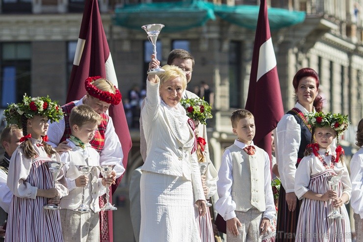 Pasniegtas XXV Vispārējo latviešu Dziesmu un XV Deju svētku Lielās balvas 98349