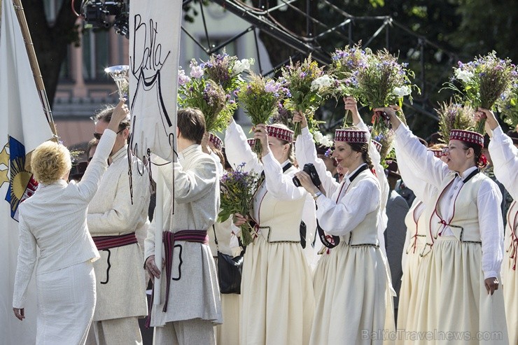 Pasniegtas XXV Vispārējo latviešu Dziesmu un XV Deju svētku Lielās balvas 98350