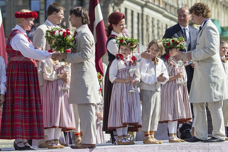 Pasniegtas XXV Vispārējo latviešu Dziesmu un XV Deju svētku Lielās balvas 98351