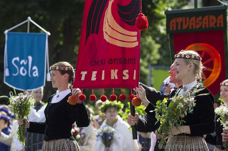 Pasniegtas XXV Vispārējo latviešu Dziesmu un XV Deju svētku Lielās balvas 98353