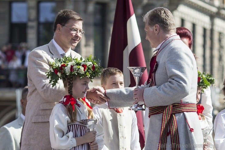 Pasniegtas XXV Vispārējo latviešu Dziesmu un XV Deju svētku Lielās balvas 98354