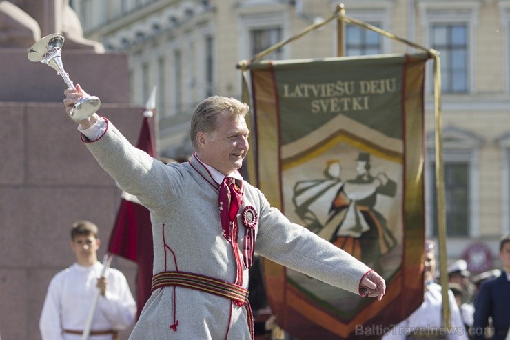 Pasniegtas XXV Vispārējo latviešu Dziesmu un XV Deju svētku Lielās balvas 98355